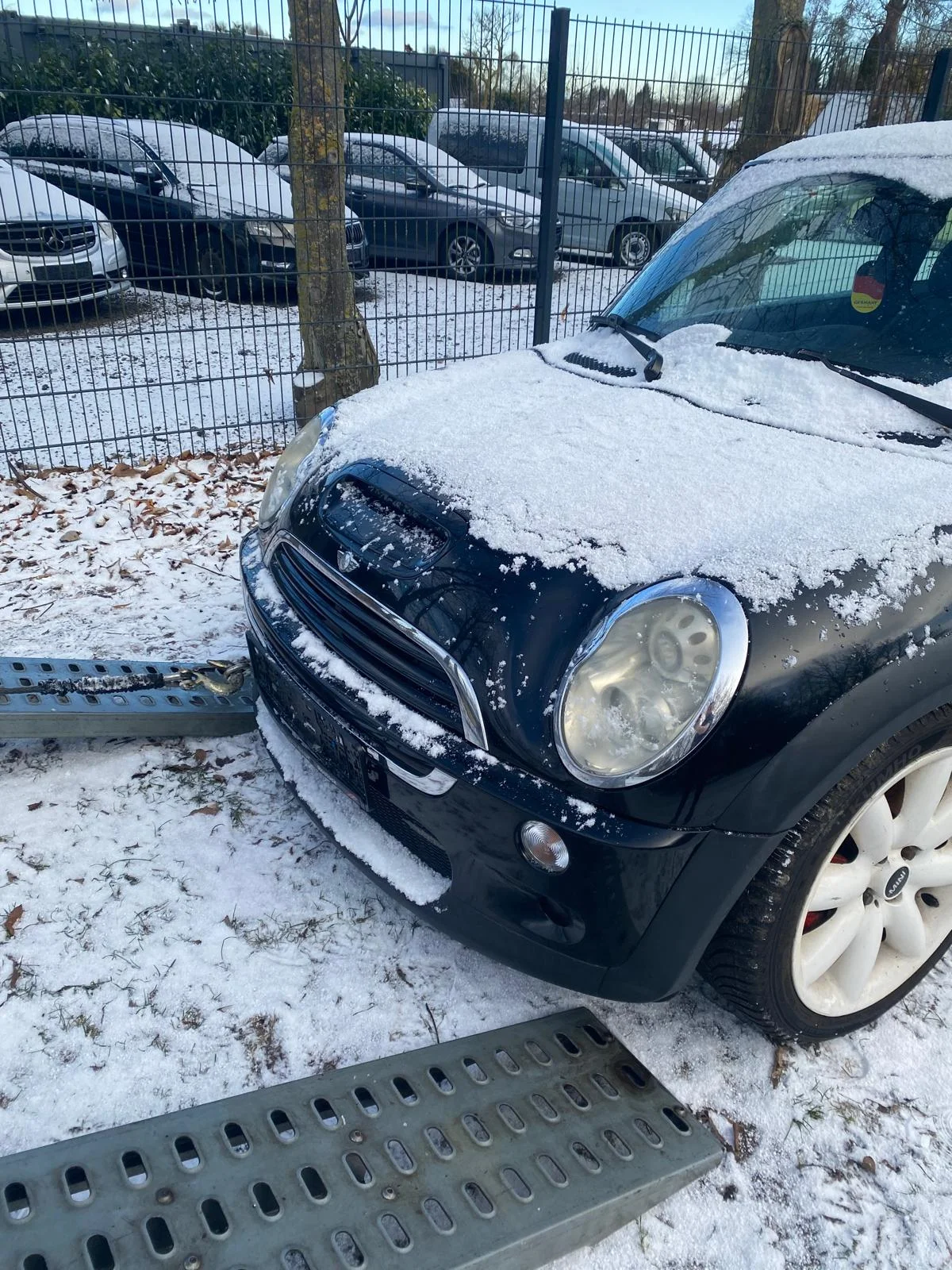 Mini cubierto de nieve en el concesionario alemán