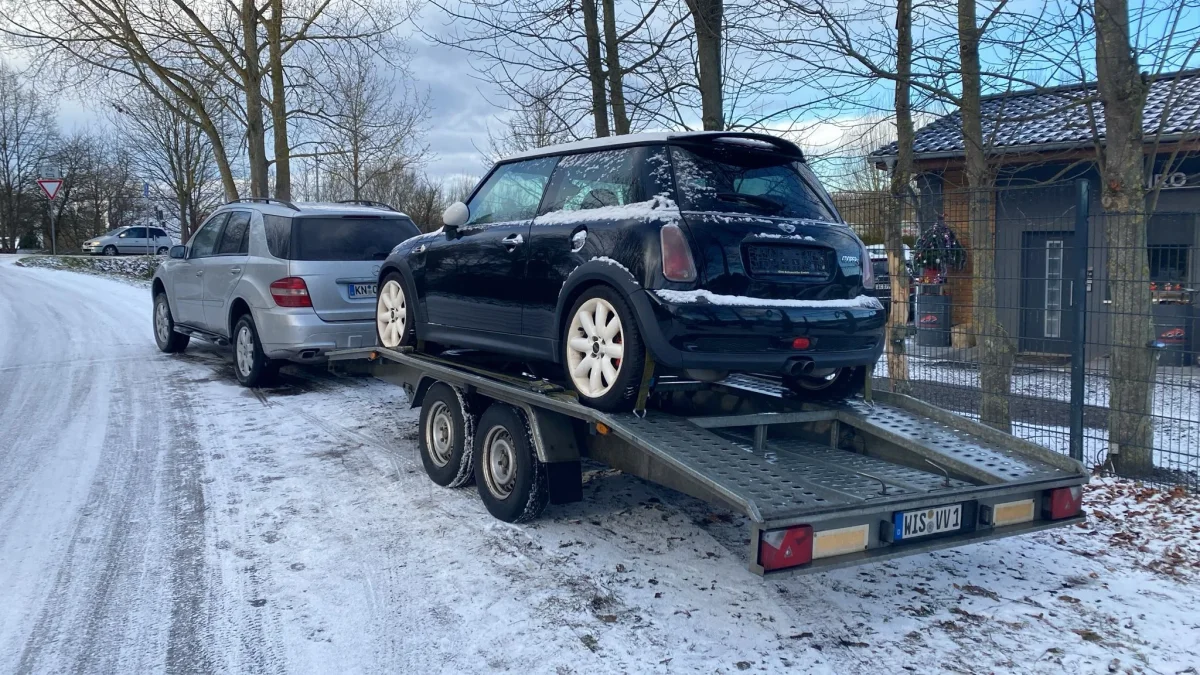 Mini en remolque rumbo a Valencia con nieve en el suelo