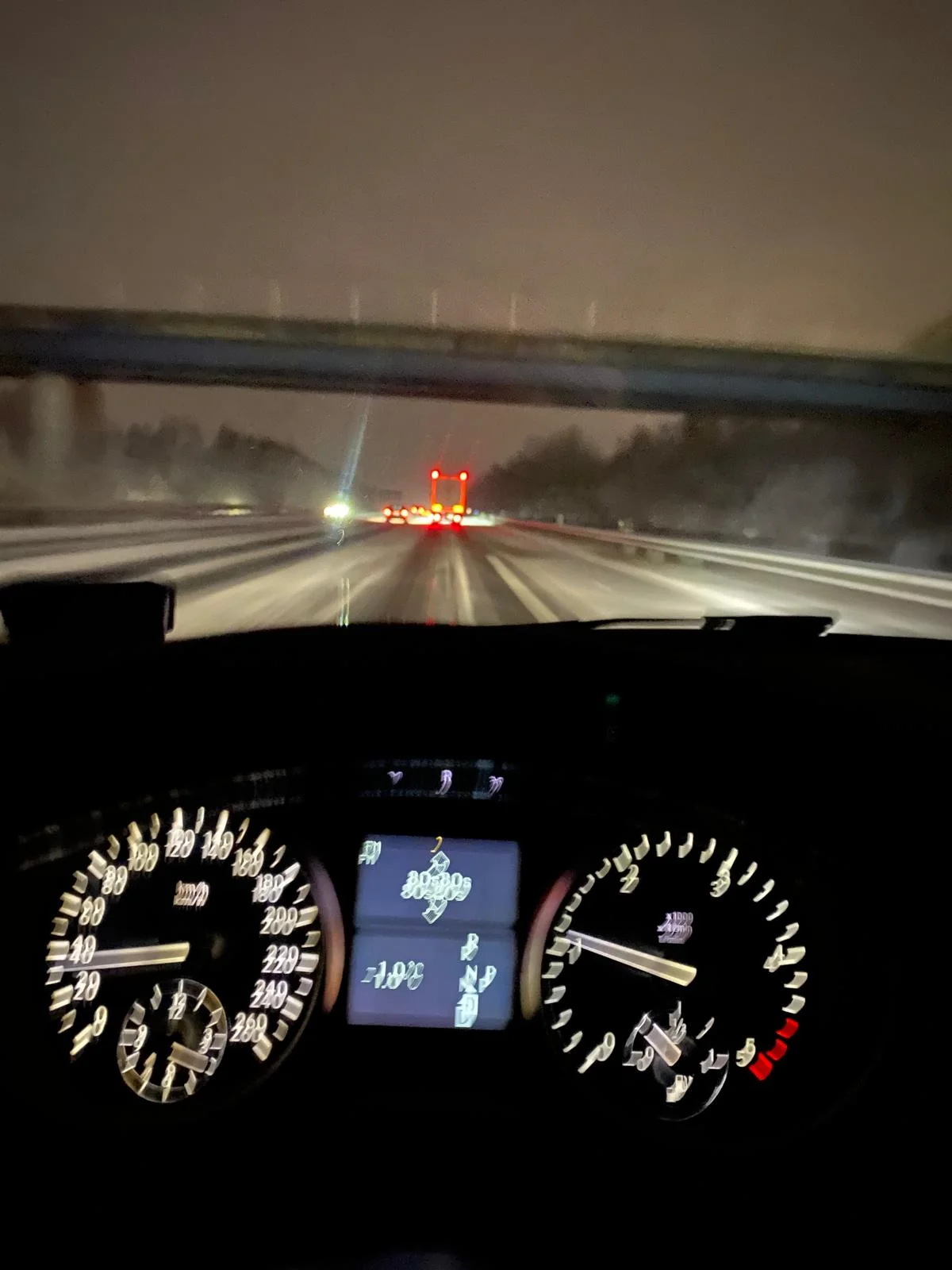 Conducción nocturna por autobahn con -1°C en el termómetro