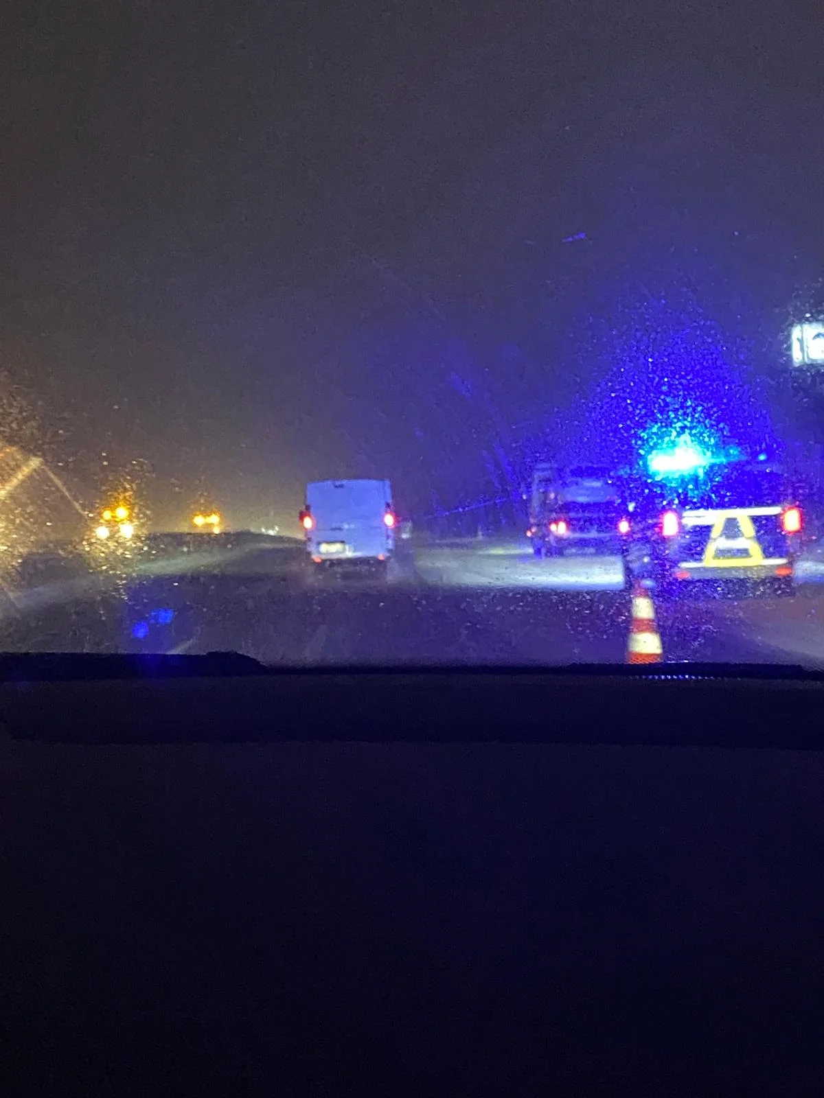 Tráfico cortado en autobahn con luces azules de emergencia