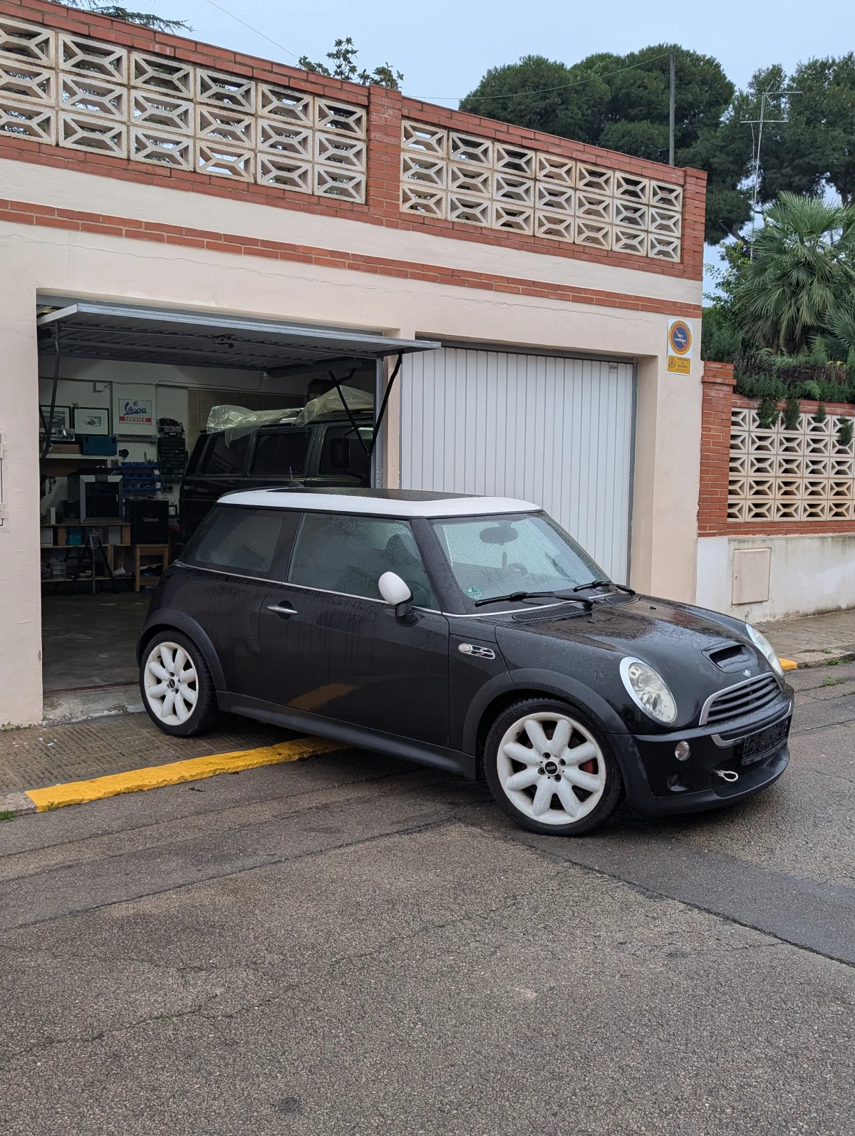 El Mini ya en el garaje, listo para inspección