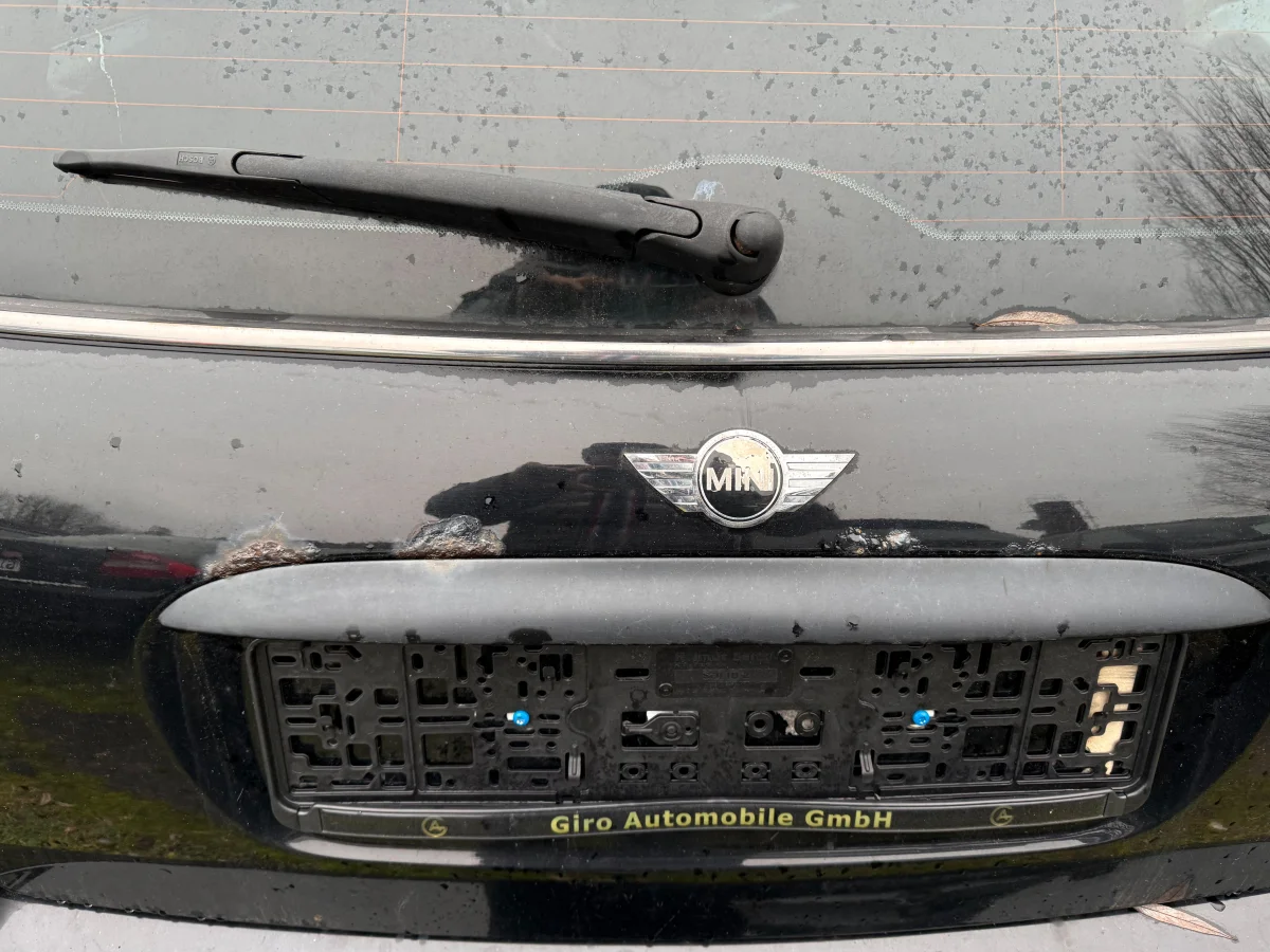 Trasera del Mini sin matrícula durante la inspección