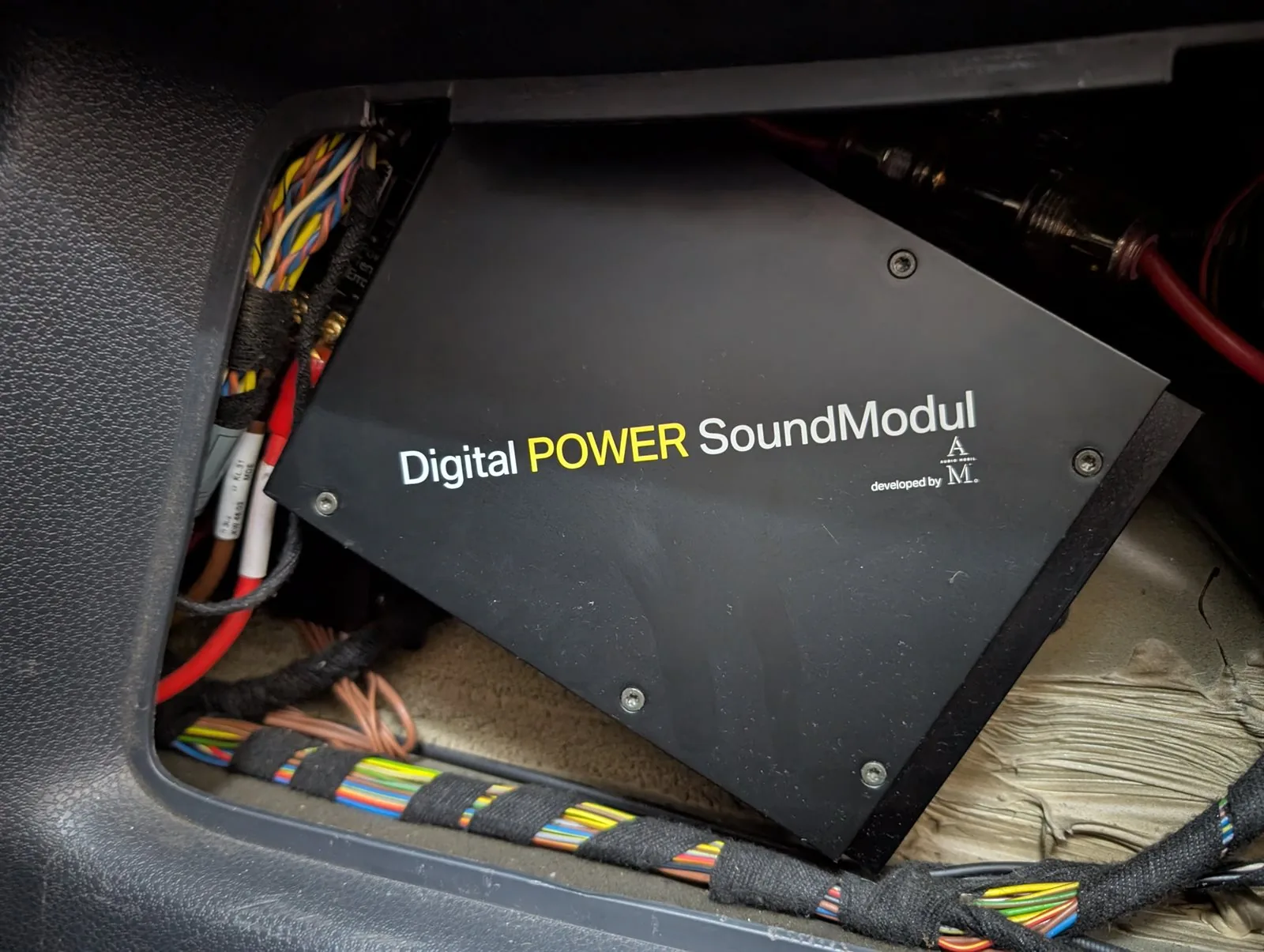 Módulo Digital POWER SoundModul de Audio Mobile descubierto en el lateral del maletero del Mini