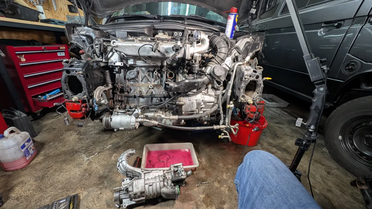 Piezas del motor del Mini retiradas durante el desmontaje