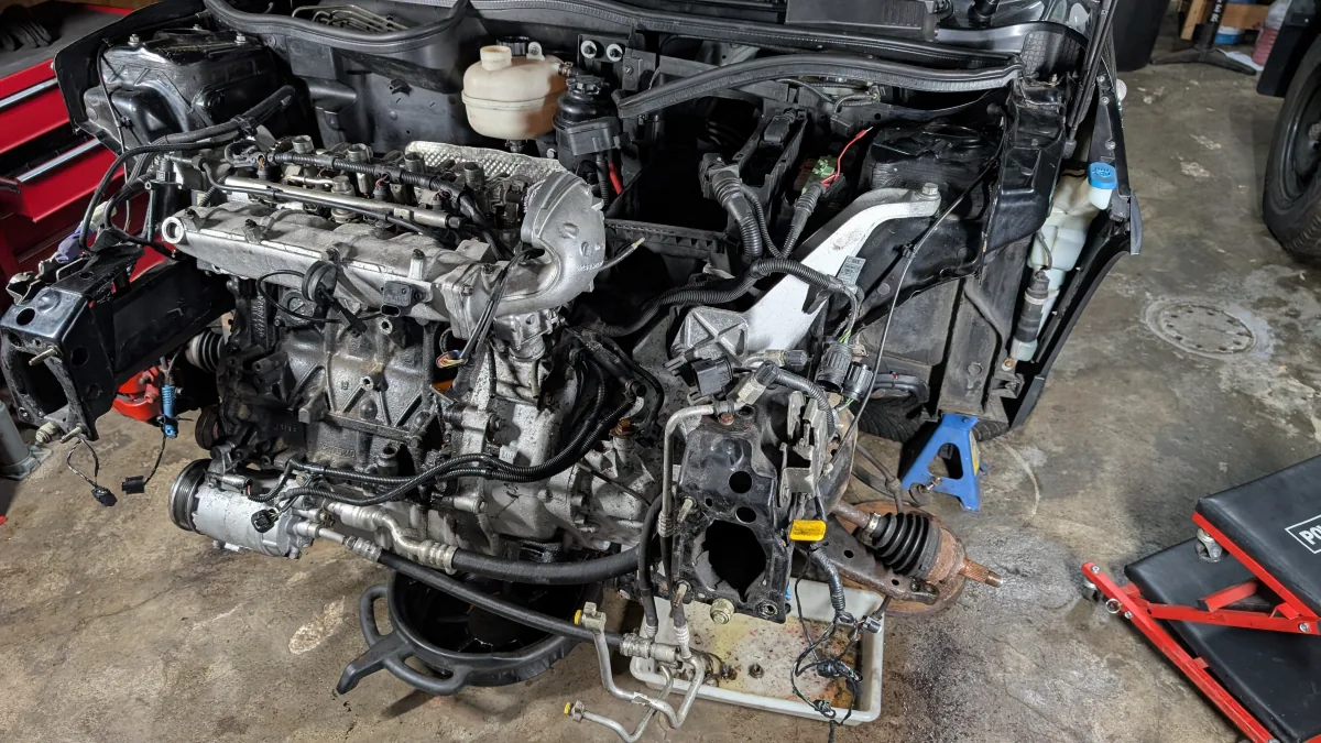Motor del Mini desmontado para evaluar el alcance de la avería