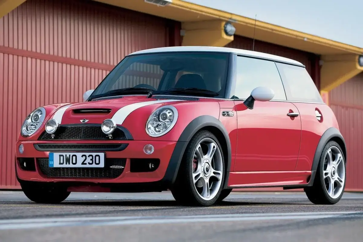 Mini Cooper S R53 JCW rojo con techo blanco y faros adicionales