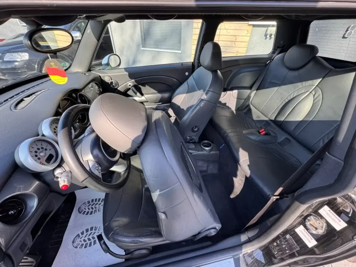 Vista interior del Mini con techo solar abierto