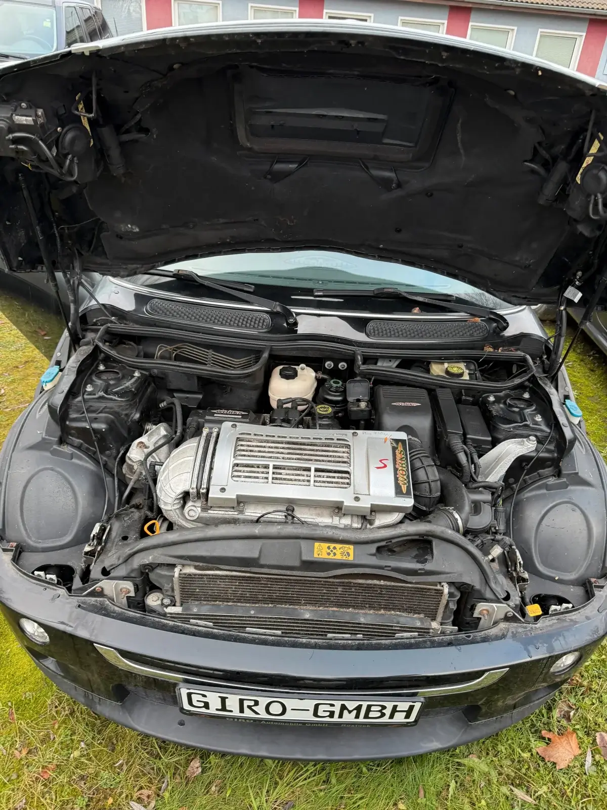 Vano motor del Mini con el compresor Eaton JCW visible